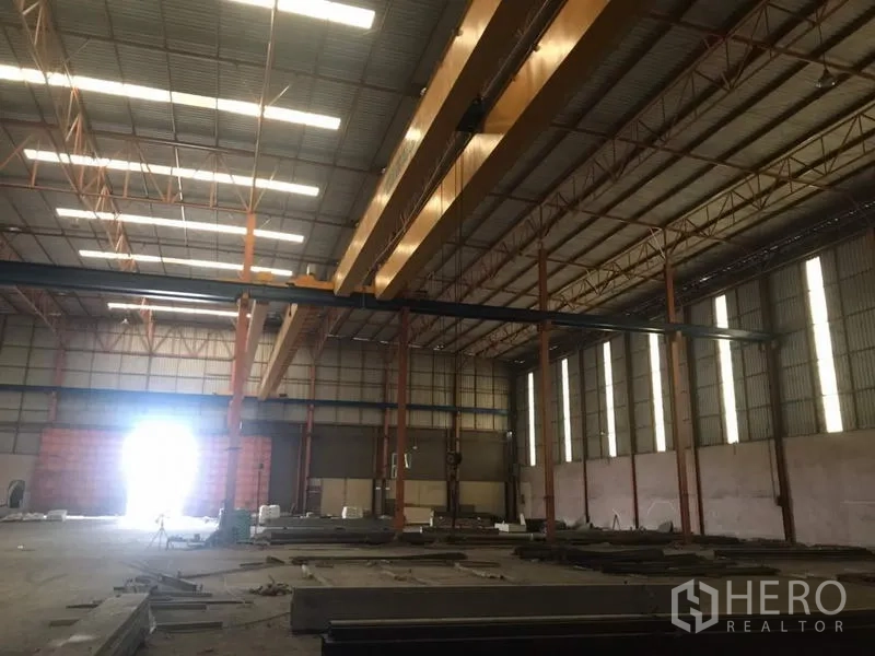 Home Office for sale in Khlong Luang, Pathum Thani - Spacious production hall with gantry cranes and a large entry opening for trucks.