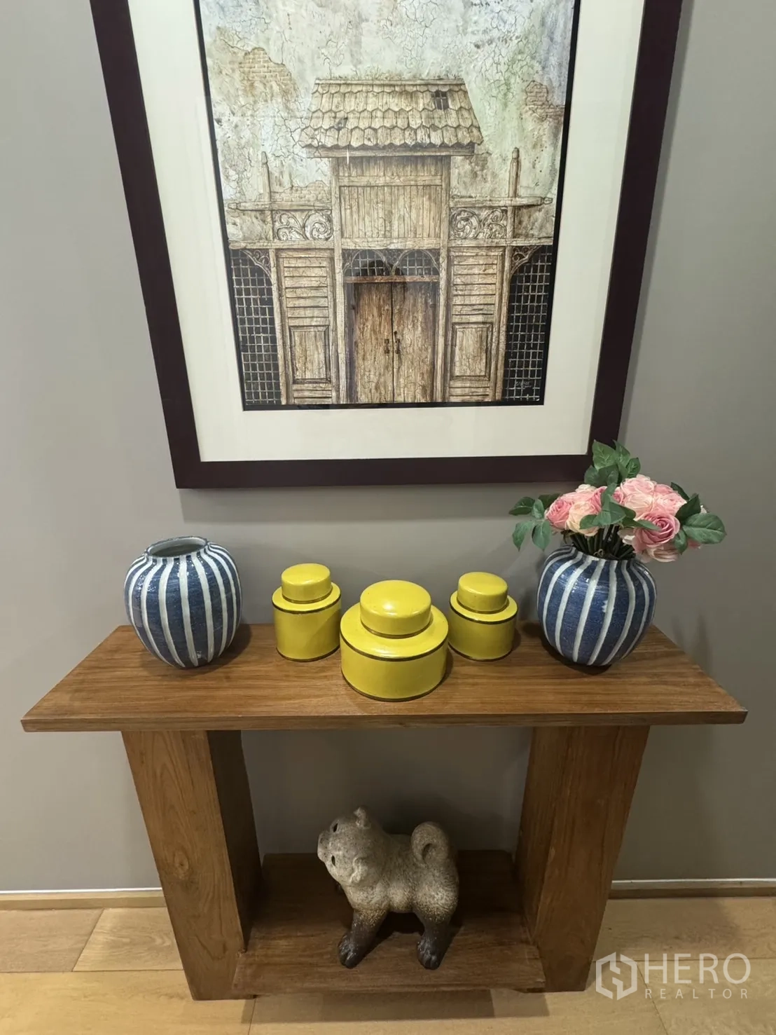 คอนโด ให้เช่าในWatthana, Bangkok - คอนโซลหน้าเข้าไม้ ภาพศิลปะ แจกัน และรูปปั้นเล็กตกแต่ง