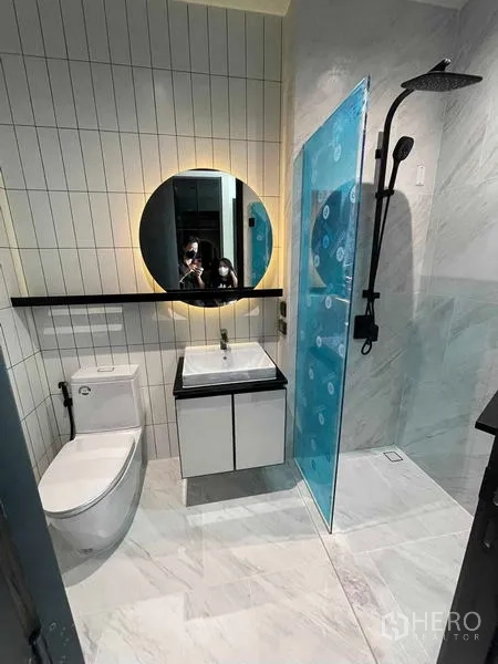 คอนโด ให้เช่าในKhlong San, Bangkok - ห้องน้ำโมเดิร์น กระจกวงกลมไฟเรืองแสง อ่างล้างหน้า โถสุขภัณฑ์ และฝักบัวกั้นกระจก