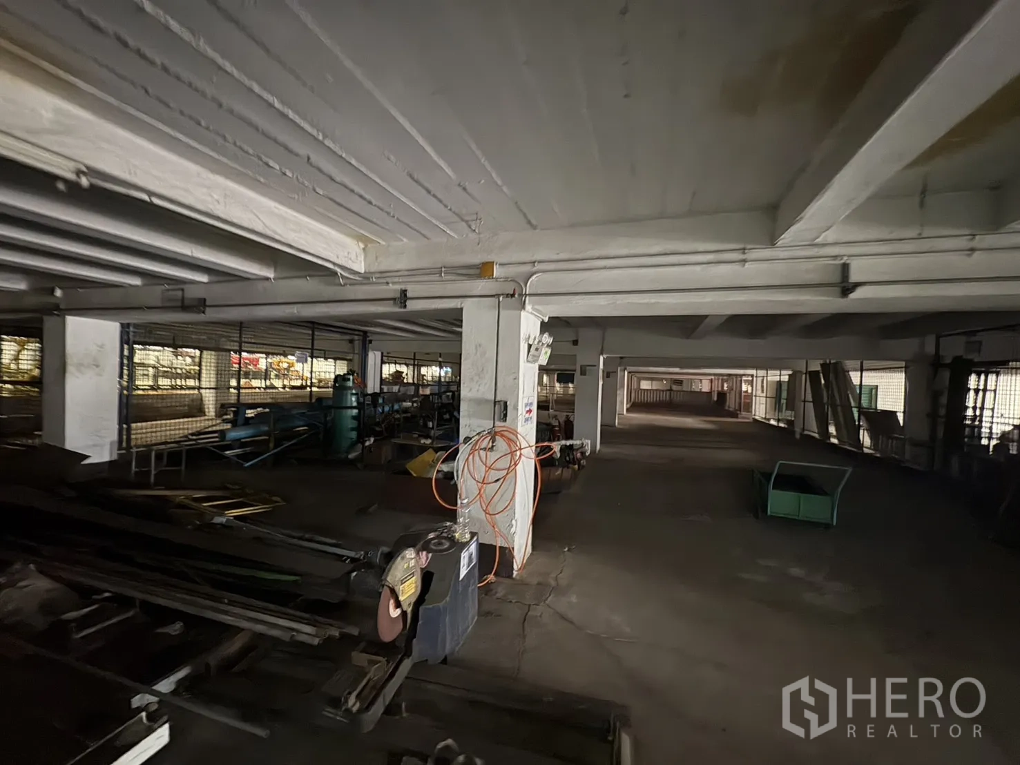 工厂 出租在Phra Pradaeng, Samut Prakan - 地下一层储存区，混凝土梁结构与通风口。