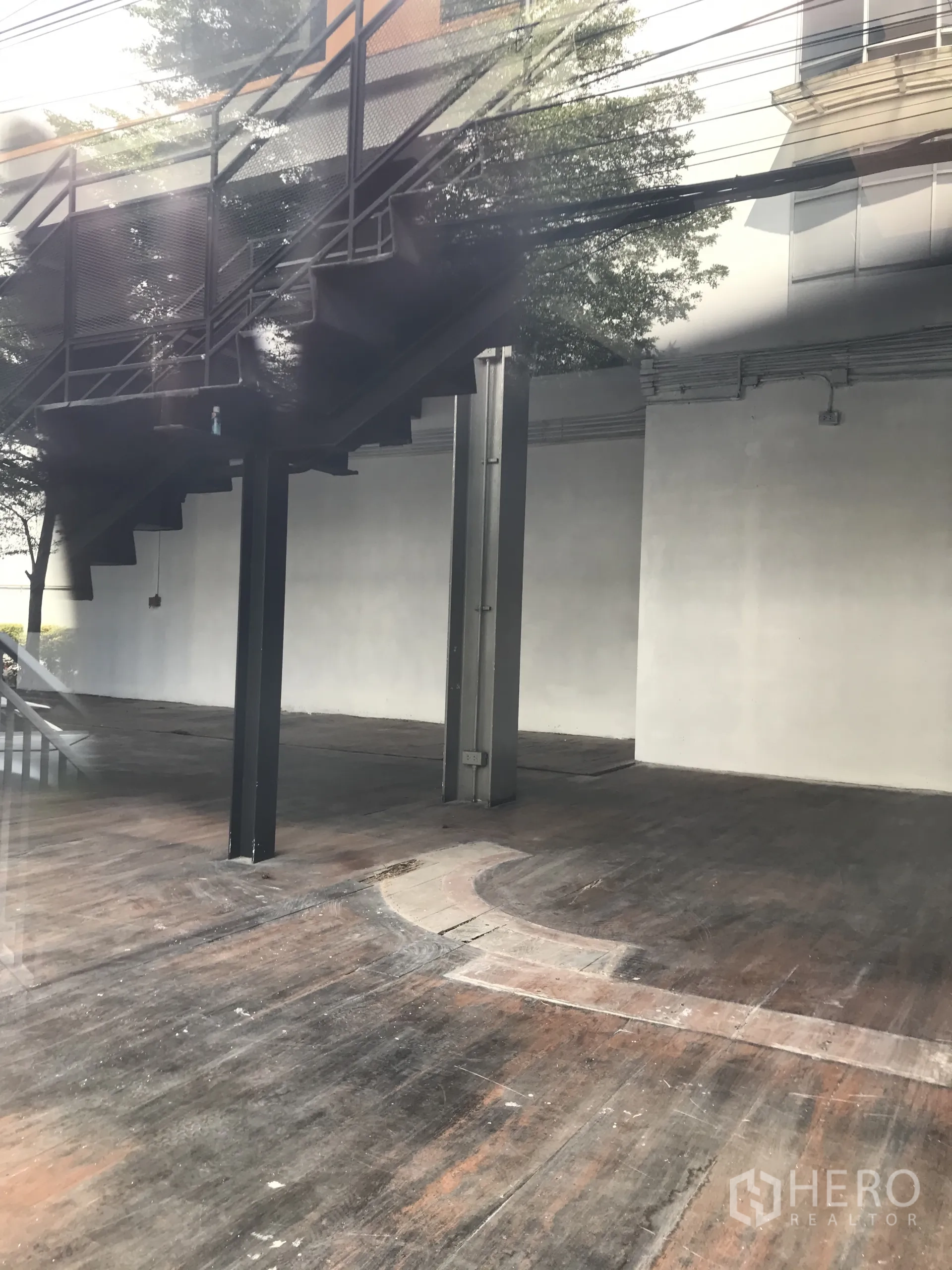 零售空间 出租在Watthana, Bangkok - 宽敞店面，工业风金属楼梯与木地板