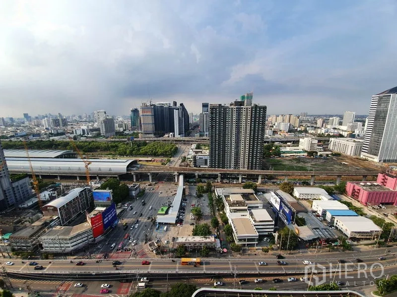 คอนโด ให้เช่าในHuai Khwang, Bangkok - ภาพระยะใกล้ของครัว เตาอบบิวท์อิน ท็อปหินอ่อน และไอส์แลนด์ต่อเนื่องสู่ห้องนั่งเล่น