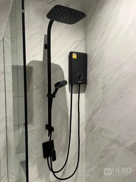 คอนโด ให้เช่าในKhlong San, Bangkok - พื้นที่อาบน้ำแบบวอล์กอินพร้อมเรนชาวเวอร์สีดำด้านและเครื่องทำน้ำอุ่น บนผนังลายหินอ่อน
