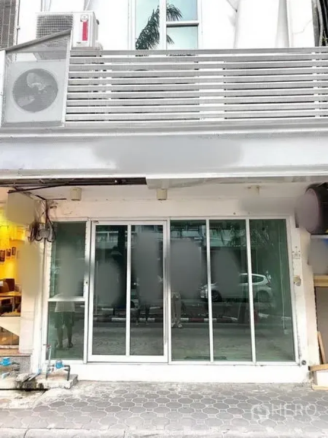 店屋 出租在Phaya Thai, Bangkok - 一层店面外立面，宽幅推拉玻璃门，靠近BTS帕亚泰站