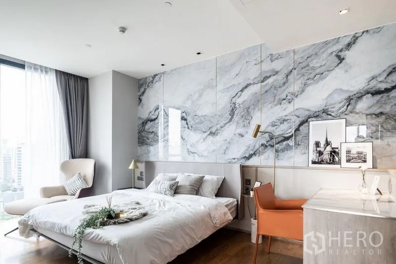 คอนโด ให้เช่าในKhlong Toei, Bangkok - ห้องนอนหลักผนังลายหินอ่อน มีโต๊ะทำงาน เก้าอี้พักผ่อน และวิวเมืองพาโนรามา