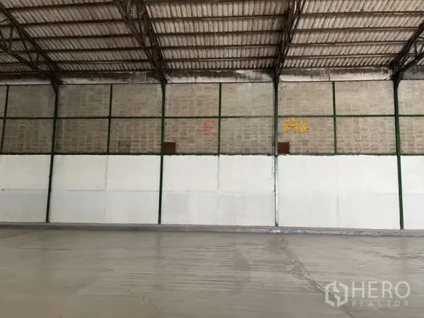 工厂 出租在Bang Pakong, Chachoengsao - 厂房内墙特写，钢架分格与半高白色墙板。