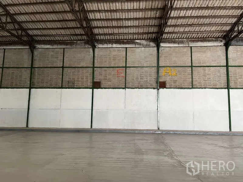 工厂 出租在Bang Pakong, Chachoengsao - 厂房内墙特写，钢架分格与半高白色墙板。