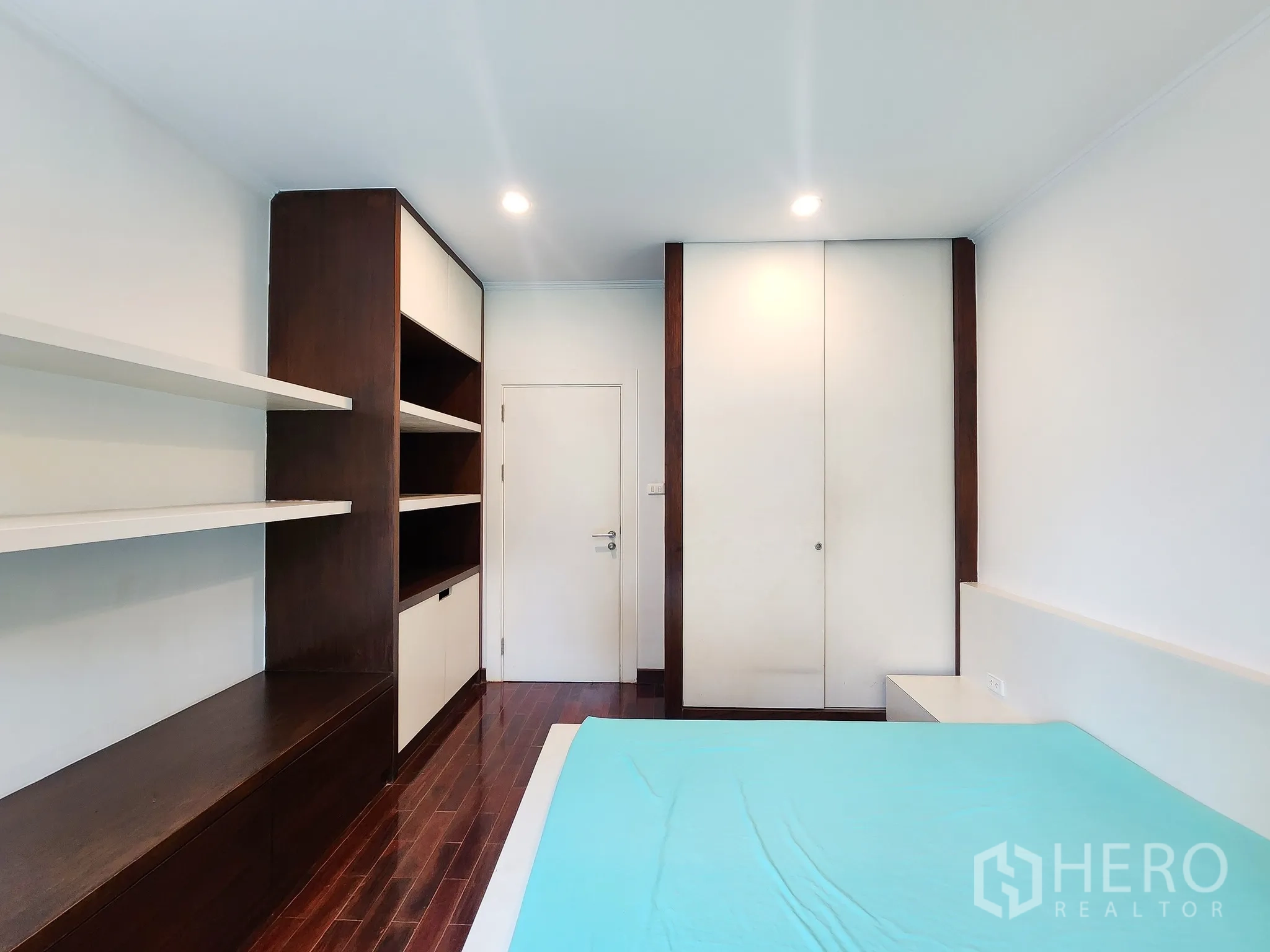 独立式住宅 出租在Bang Kapi, Bangkok - 步入式衣帽区，配梳妆台与浴室入口相连。