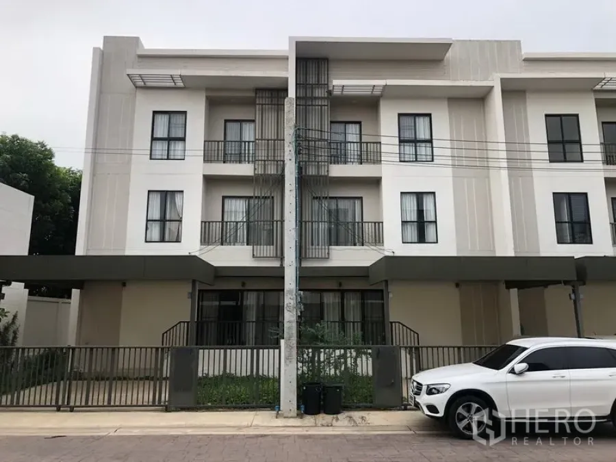 Townhouse for rent or sale in Saphan Sung, Bangkok - Modern three-storey townhouse exterior with balconies and gated parking in Saphan Sung.