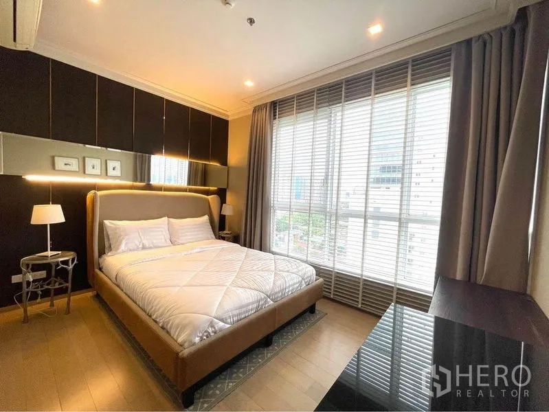 คอนโด ให้เช่าในWatthana, Bangkok - ห้องนอนอบอุ่น เตียงขนาดใหญ่ โคมไฟหัวเตียง และหน้าต่างสูงเต็มบานมองเห็นวิวเมือง