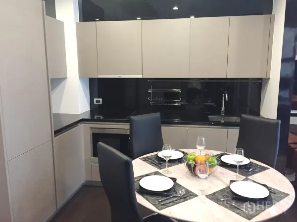 คอนโด ให้เช่าในWatthana, Bangkok - ครัวบิวต์อินรูปตัวแอล ท็อปหินสีดำ เครื่องใช้ครบ พร้อมโต๊ะอาหารทรงกลม