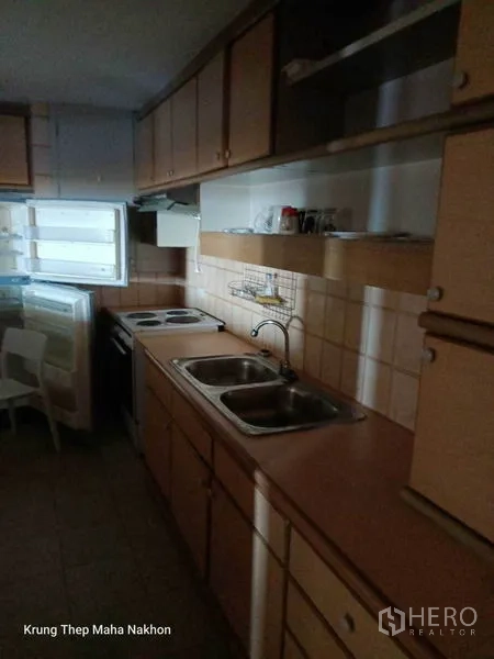 คอนโด ให้เช่าในWatthana, Bangkok - ครัวปิดสไตล์แกลเลย์ มีตู้เก็บของจำนวนมาก ซิงก์คู่ และเตา