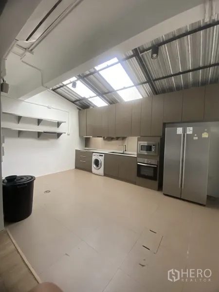 带办公室的家 出租或出售 - 采光良好的厨房，天窗屋顶与整墙柜体，配水槽、洗衣机、微波炉及双门冰箱