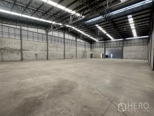 Warehouse for rent in Khlong Toei, Bangkok - Large clear-span warehouse with skylights, steel beams and polished concrete flooring.