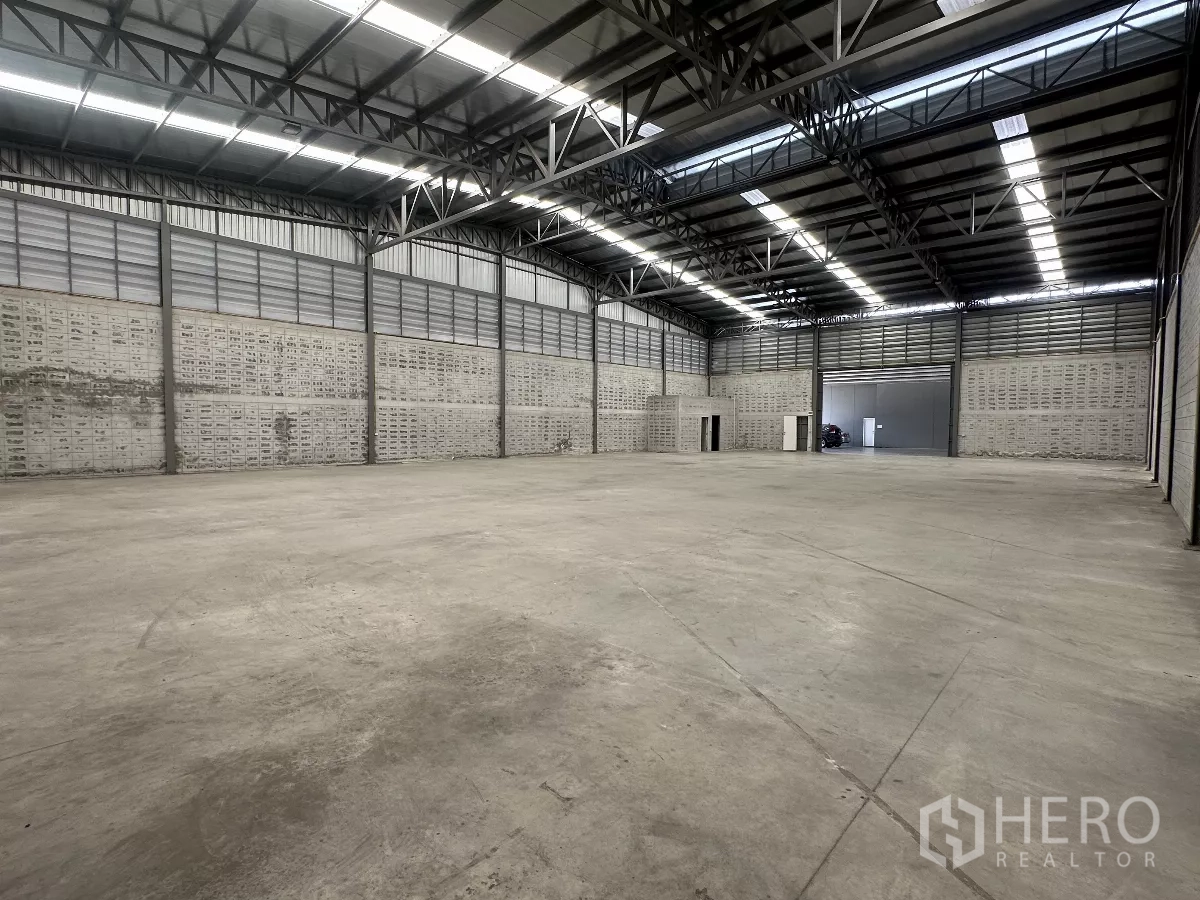 Warehouse for rent in Khlong Toei, Bangkok - Large clear-span warehouse with skylights, steel beams and polished concrete flooring.