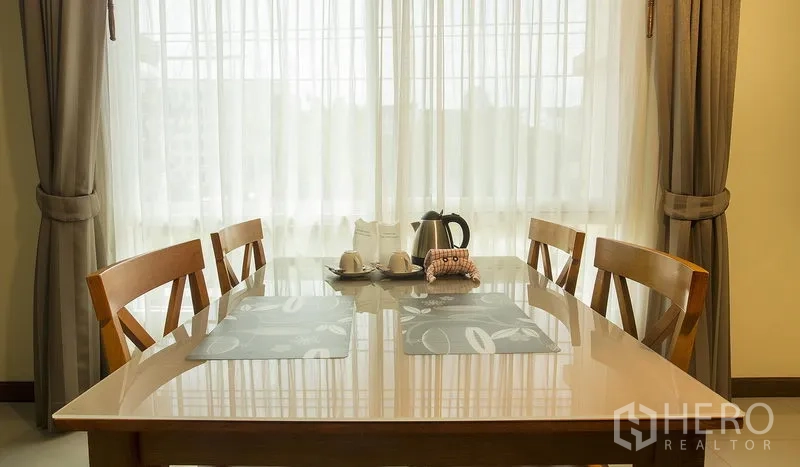 อพาร์ทเมนท์ ให้เช่าในKhlong Toei, Bangkok - โต๊ะทานข้าวสำหรับสี่ที่นั่งรับแสงธรรมชาติข้างผ้าม่านโปร่งแบบเต็มสูง