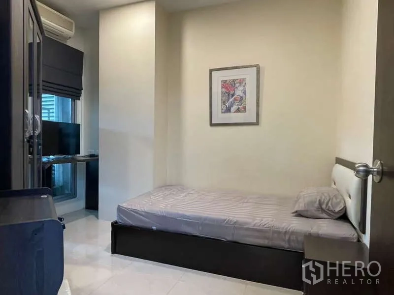 房间 出租在Khlong Toei, Bangkok - 第二卧室，单人床、衣柜与窗边书桌