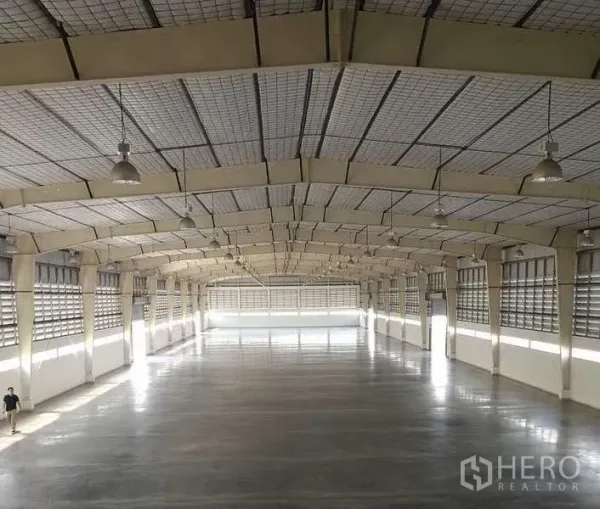Factory for rent in Bang Bo, Samut Prakan - Expansive factory floor with high arched roof, ventilation louvers and polished concrete suitable for heavy-duty operations.