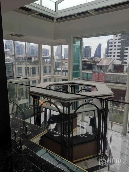 零售空间 出租 - 玻璃中庭，带城市景观与天窗下的中心岛台