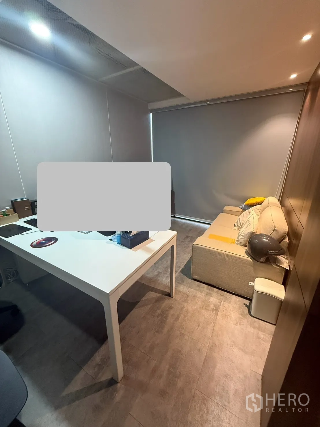 家庭办公室 for rent in Watthana, Bangkok - 私密办公室内有白色书桌、米色沙发、卷帘与顶灯。