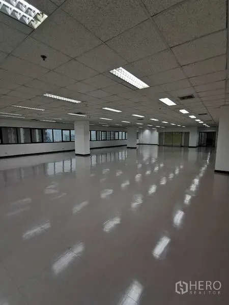 สำนักงาน ให้เช่าในWatthana, Bangkok - พื้นที่ออฟฟิศกว้าง มีเสา ไฟเพดาน และหน้าต่างมองเห็นวิวเมือง