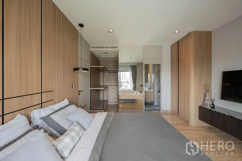 คอนโด ให้เช่าหรือขายในWatthana, Bangkok - ห้องนอนพร้อมตู้บิลท์อิน ทีวีแขวนผนัง และห้องน้ำแบบกระจกกั้น