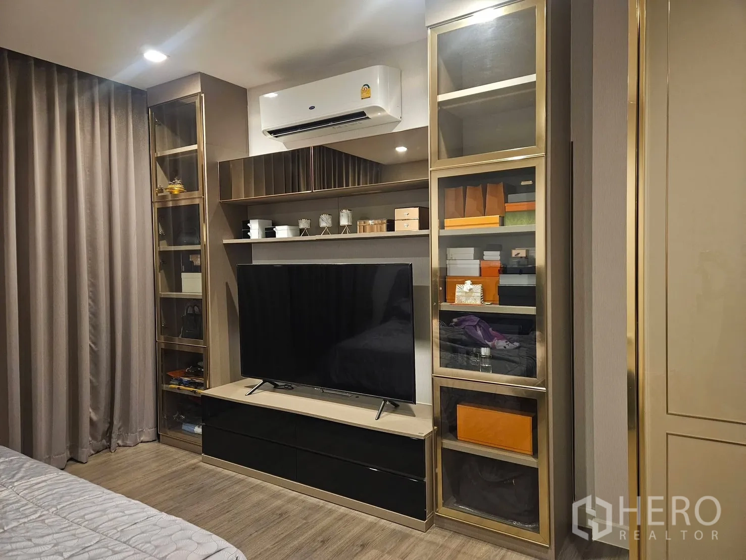 บ้านเดี่ยว for rent in Saphan Sung, Bangkok - ผนังทีวีในห้องนอนพร้อมตู้โชว์กระจกบิลท์อิน.
