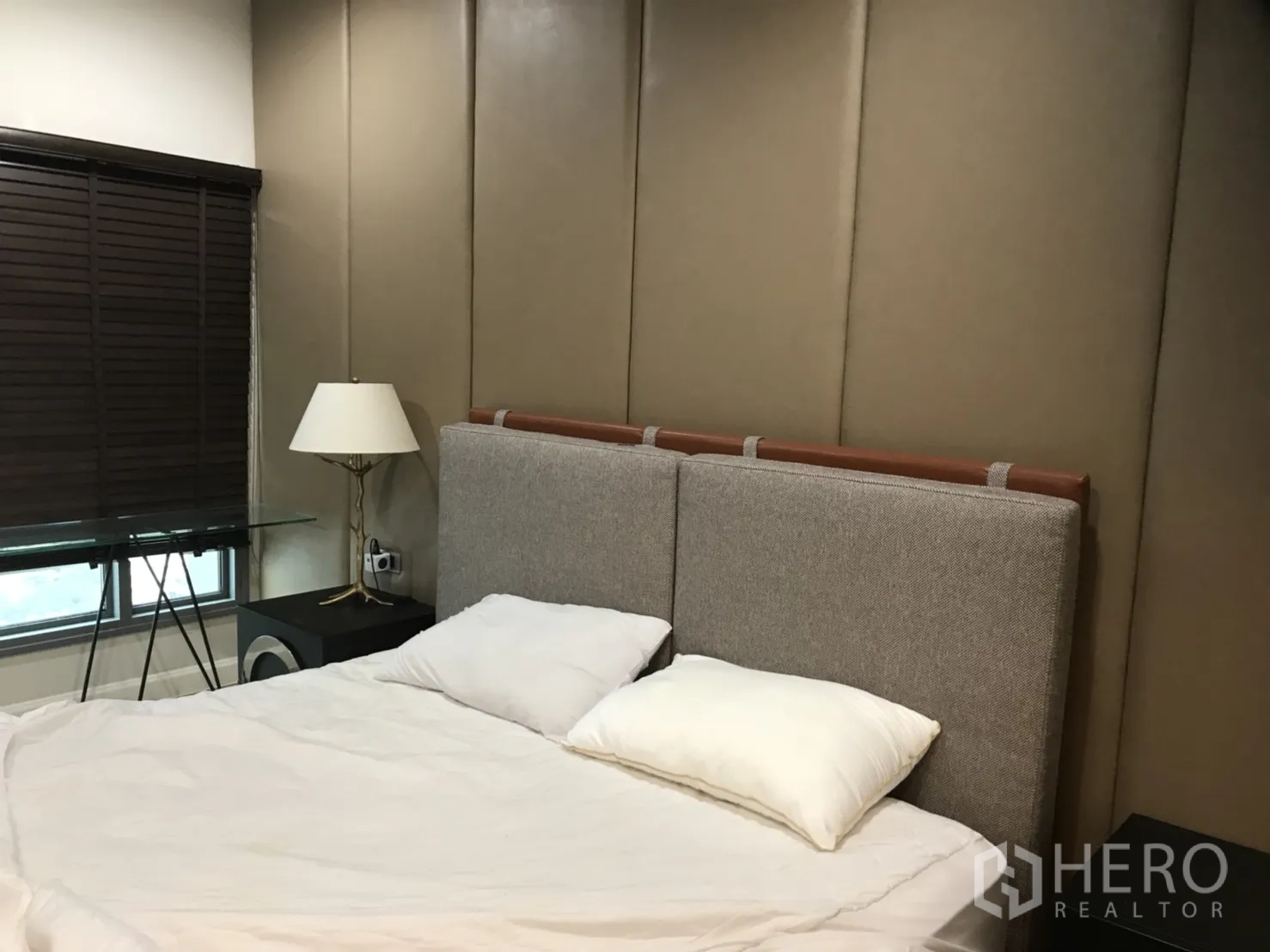 คอนโด ให้เช่าในKhlong Toei, Bangkok - ห้องนอนที่สอง เตียงหัวบุ หนังสือวางข้างเตียง และหน้าต่างพร้อมบานไม้