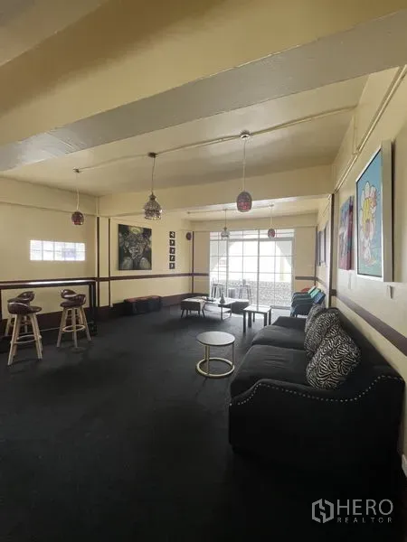 อาคารพาณิชย์ ให้เช่าในKhlong Toei, Bangkok - เลานจ์ชั้นบนกว้างขวาง มีโซฟา ม้านั่งบาร์ โคมไฟห้อย และหน้าต่างบานใหญ่