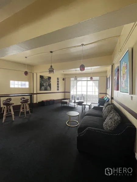 อาคารพาณิชย์ ให้เช่าในKhlong Toei, Bangkok - เลานจ์ชั้นบนกว้างขวาง มีโซฟา ม้านั่งบาร์ โคมไฟห้อย และหน้าต่างบานใหญ่