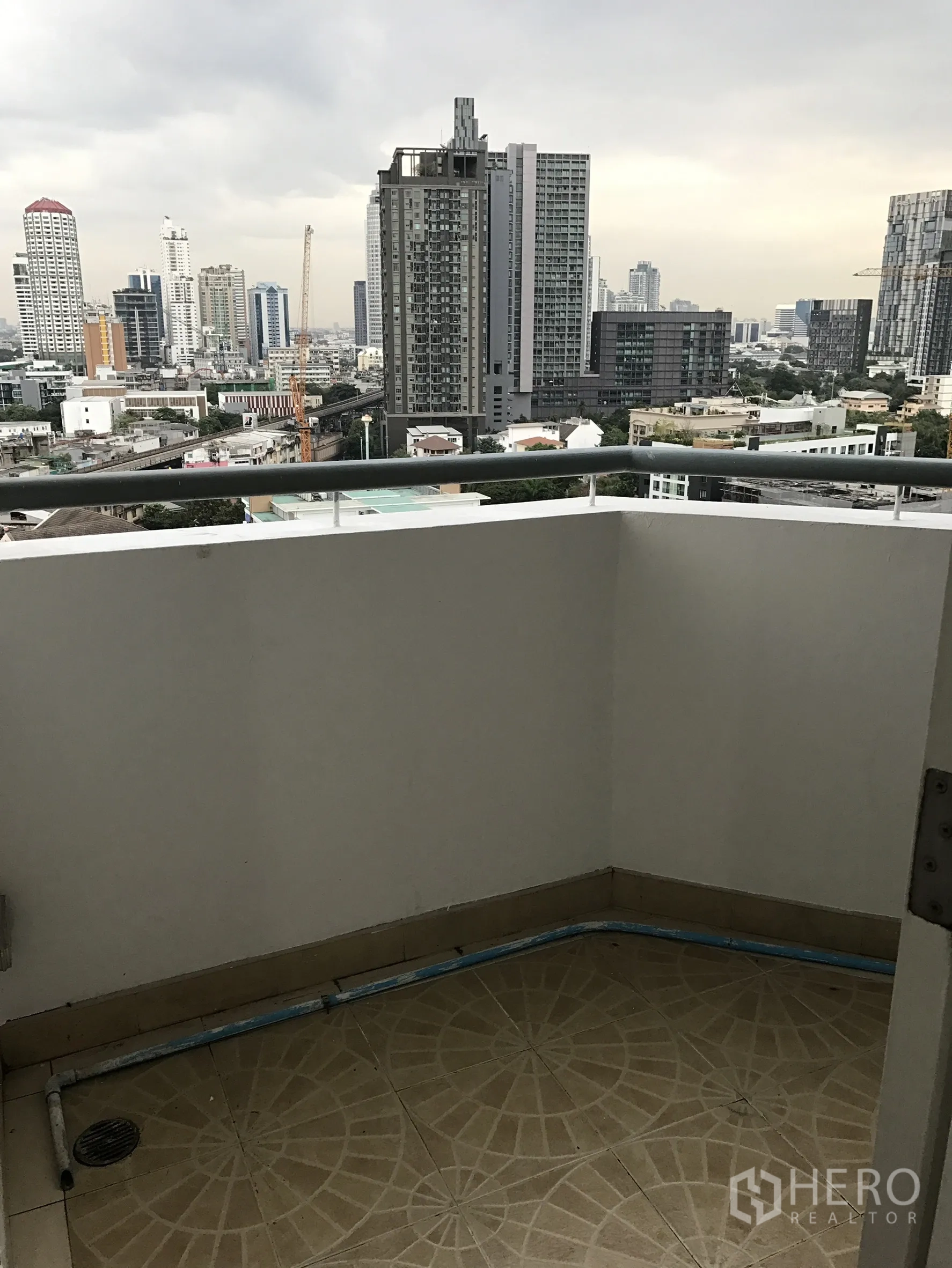 公寓 出租在Khlong Toei, Bangkok - 阳台栏杆外眺曼谷天际线，阴天景色。