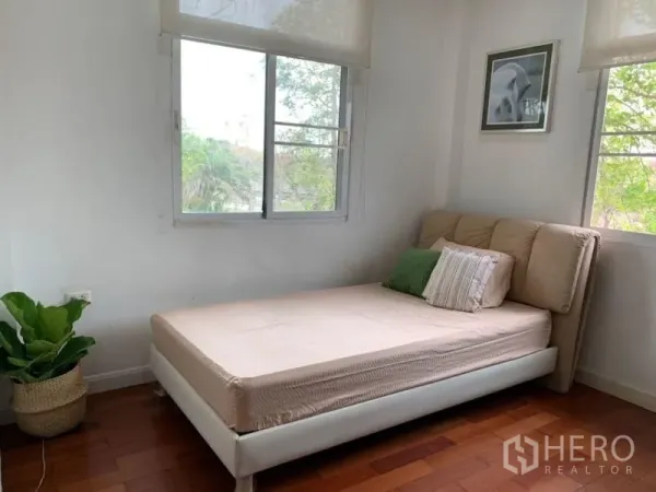 独立式住宅 出租在Lat Krabang, Bangkok - 采光明亮的卧室，单人床、转角窗与绿植。