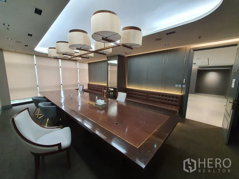 ออฟฟิศ for rent in Khlong Toei, Bangkok - มุมห้องบอร์ดรูมพร้อมเบาะนั่งยาวบิวท์อินและแสงไฟนุ่มนวล