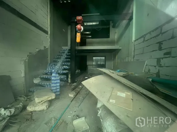 店屋 出售 - 店屋原始空间，设有楼梯、钢梁和未完成的夹层结构。