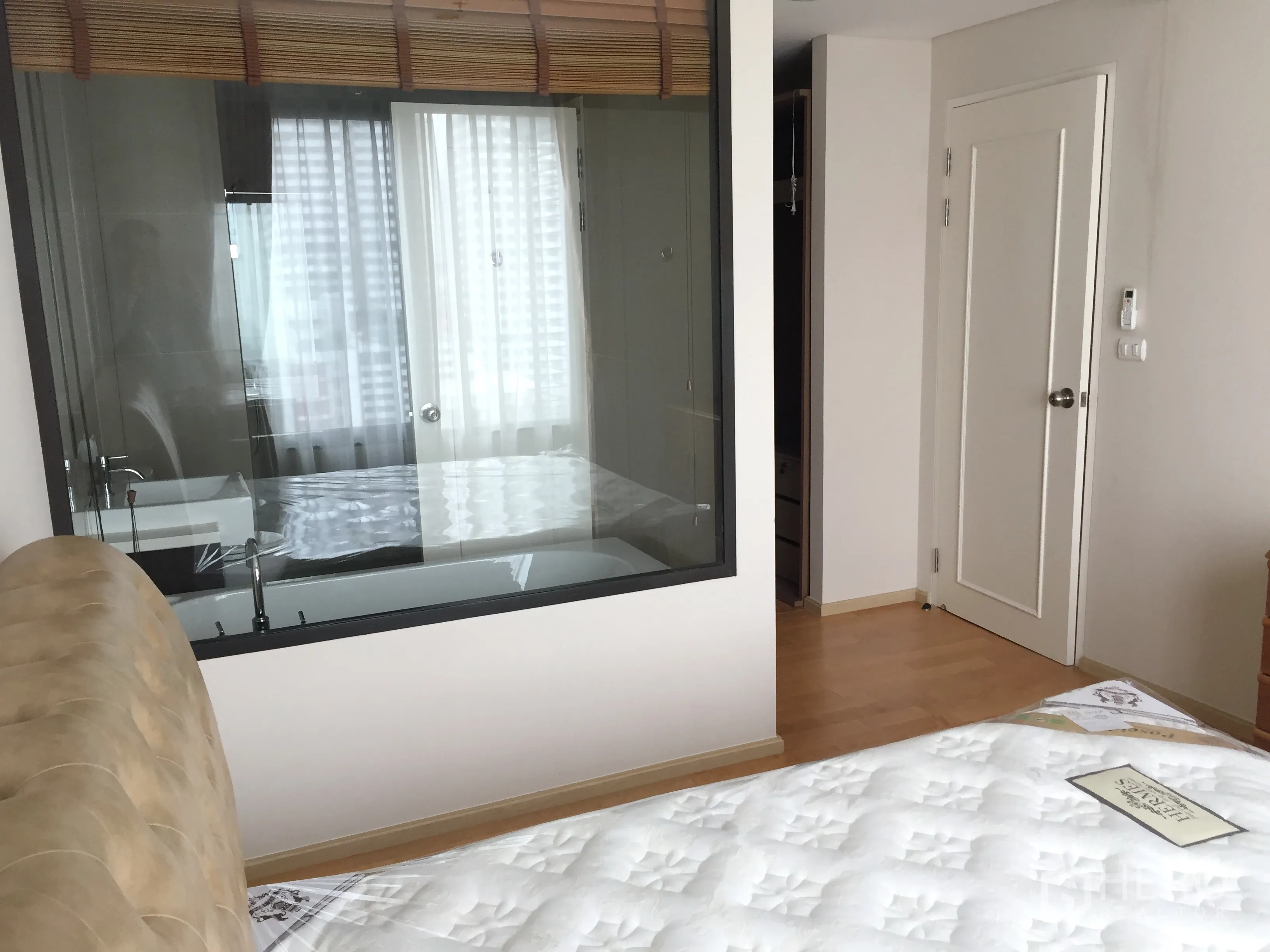 คอนโด ให้เช่าในRatchathewi, Bangkok - ห้องนอนกั้นกระจก มองเห็นห้องน้ำในตัวพร้อมอ่างอาบน้ำและอ่างล้างหน้า