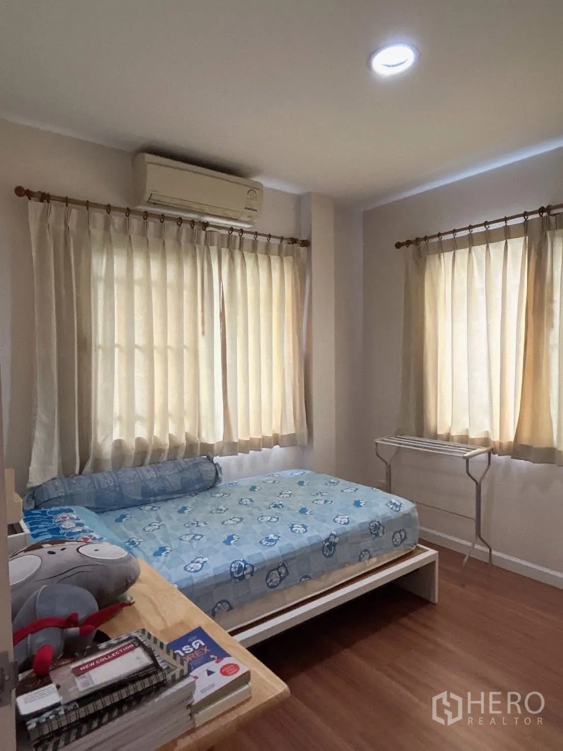 บ้าน ขายในBang Kapi, Bangkok - ห้องนอนที่สามขนาดพอเหมาะ มีหน้าต่างมุม เตียง และแอร์แขวนผนัง