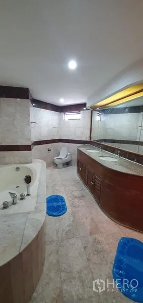 คอนโด ให้เช่าในKhlong Toei, Bangkok - ห้องน้ำหินอ่อน พร้อมอ่างอาบน้ำ กระจกบานใหญ่ และโถสุขภัณฑ์แยกส่วน