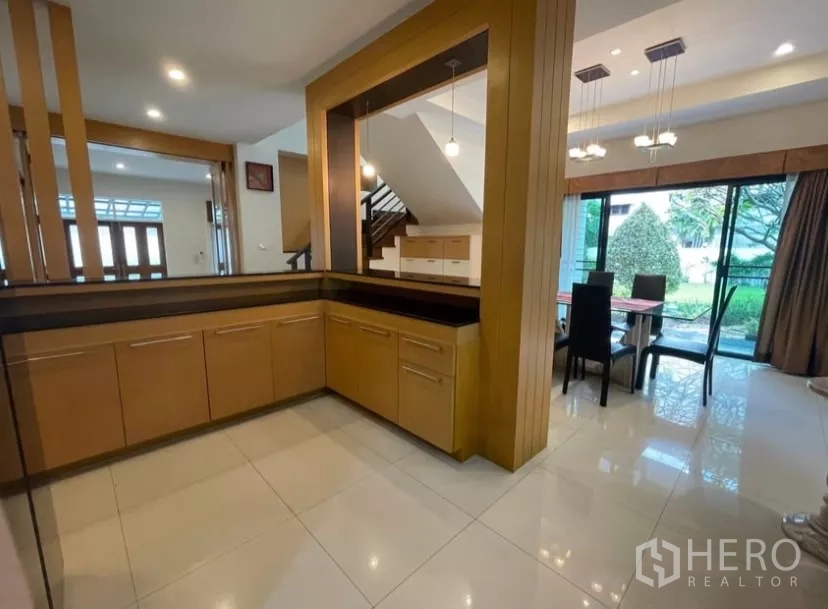 บ้าน ให้เช่าในChatuchak, Bangkok - แพนทรีและเคาน์เตอร์เสิร์ฟเชื่อมต่อพื้นที่รับประทานอาหารมองเห็นสวน