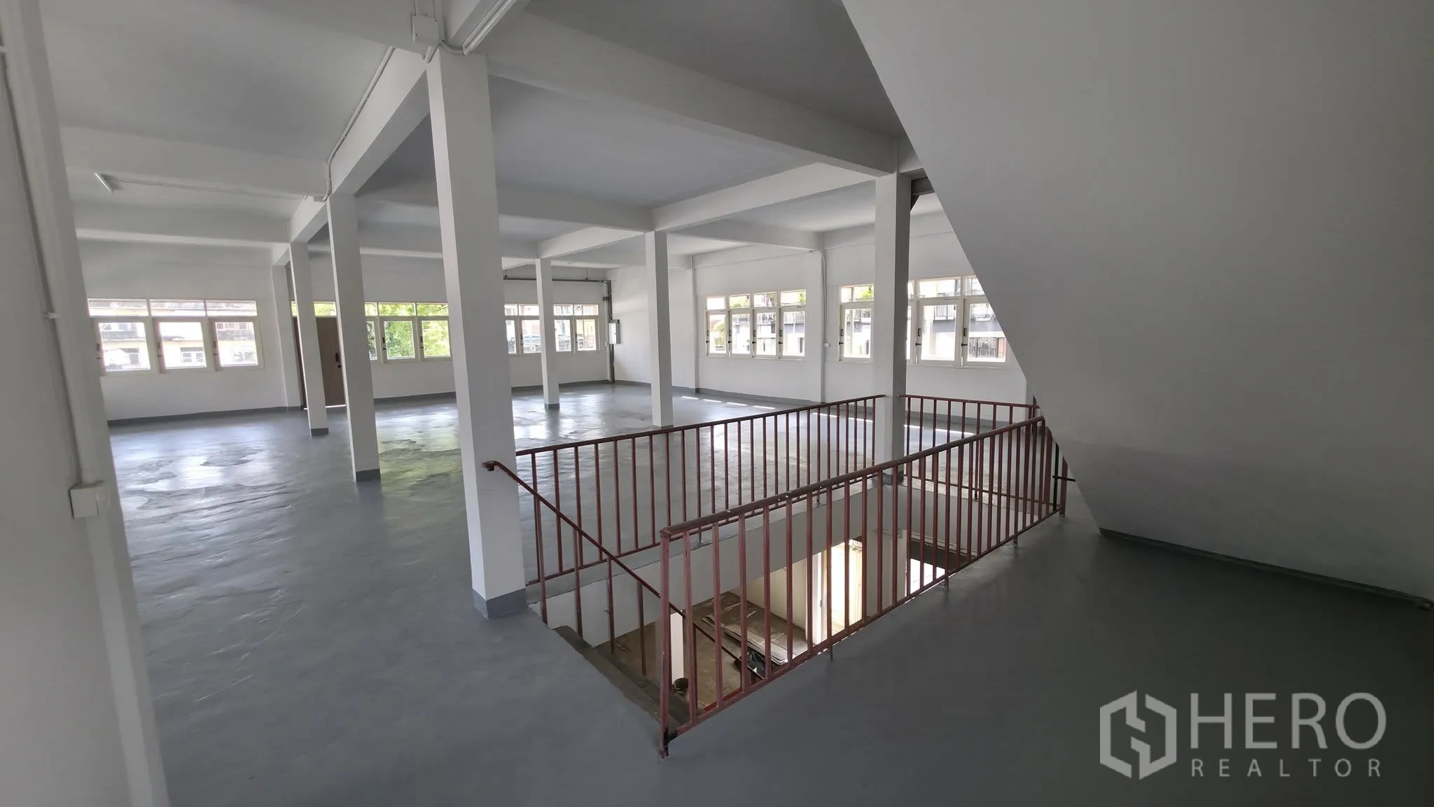 โกดัง for rent in Din Daeng, Bangkok - พื้นที่ภายในแบบเปิดโล่ง มีเสาและหน้าต่างจำนวนมาก พร้อมช่องบันไดกลางอาคาร