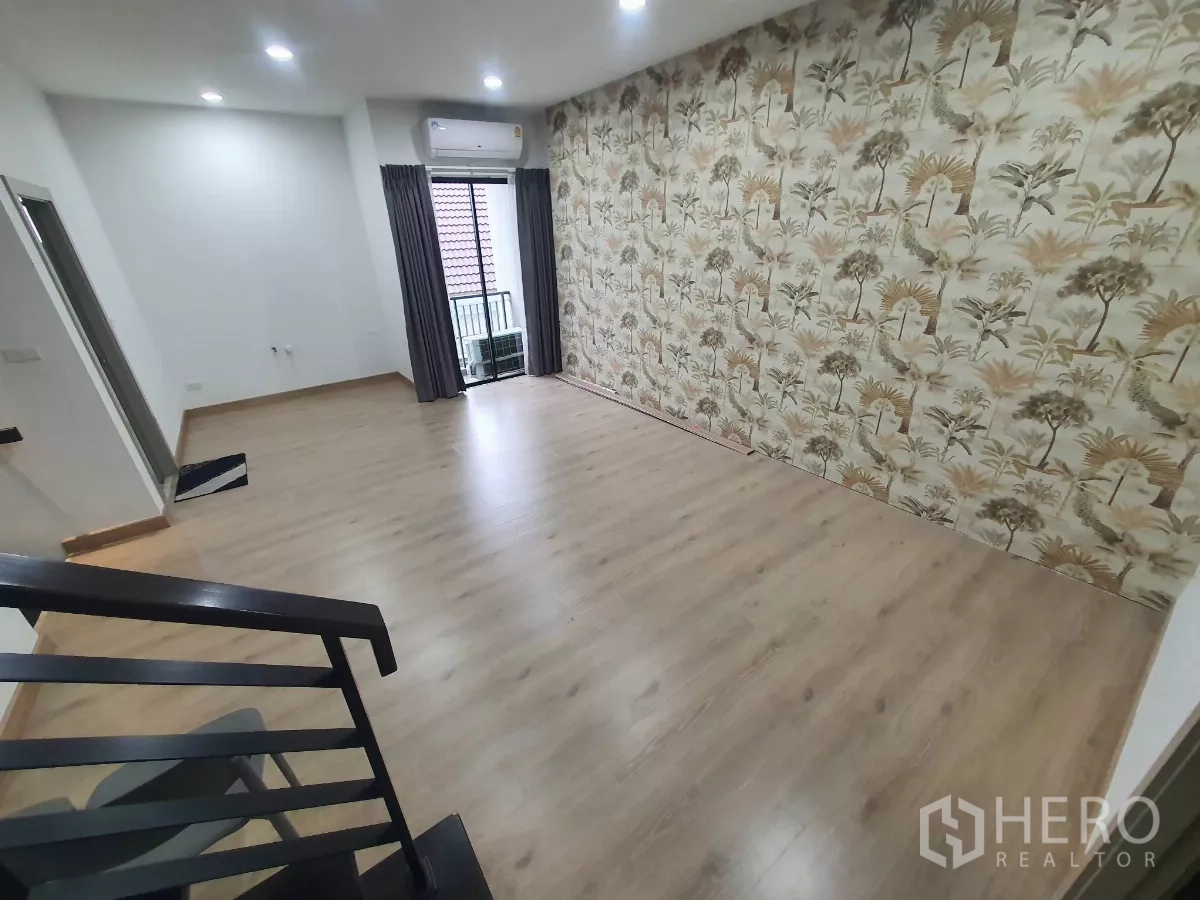 สำนักงานที่บ้าน ให้เช่าในLat Phrao, Bangkok - ห้องชั้นบนมีผนังจุดเด่นลายทรอปิคอล ประตูระเบียง และพื้นไม้