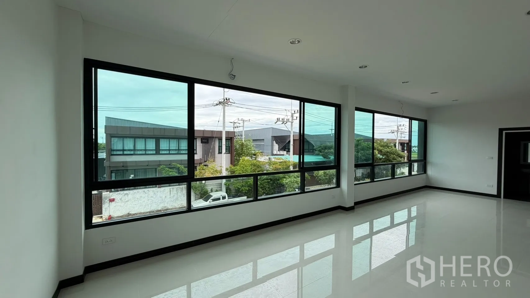 โรงงาน for sale in Bang Len, Nakhon Pathom - สำนักงานชั้นบนมุมอาคารพร้อมหน้าต่างกว้างมองเห็นถนน