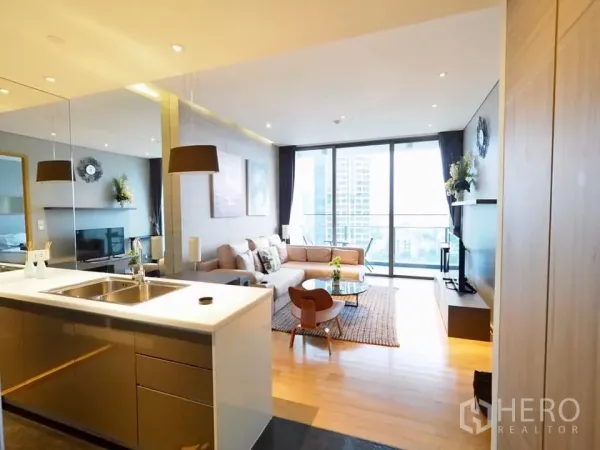 คอนโด ให้เช่าในWatthana, Bangkok - ครัวบิวท์อินพร้อมไอส์แลนด์ เชื่อมห้องนั่งเล่นและระเบียงกระจกสูงมองเห็นวิวเมือง