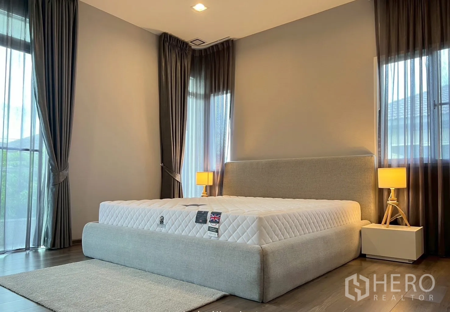 Detached House for rent in Prawet, Bangkok - Master bedroom view toward walk-in closet and windows
