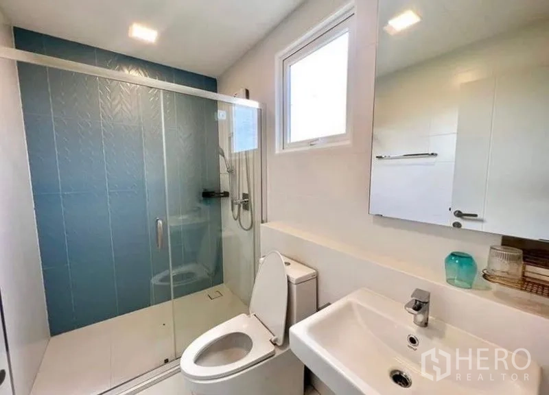 บ้าน ให้เช่า - ห้องน้ำผนังกรุไทล์สีน้ำเงิน พร้อมห้องอาบน้ำกระจกและหน้าต่าง