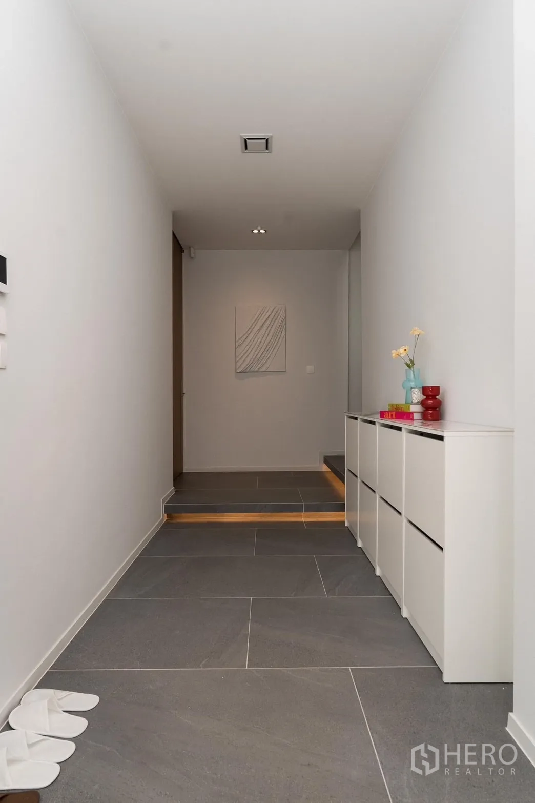 Detached House for rent in Saphan Sung, Bangkok - Minimalist entry hallway with gray floor tiles, console storage and soft lighting