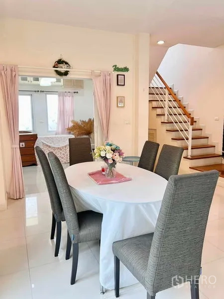 บ้าน ให้เช่าในLat Krabang, Bangkok - พื้นที่รับประทานอาหารพร้อมโต๊ะหกที่นั่งติดบันได