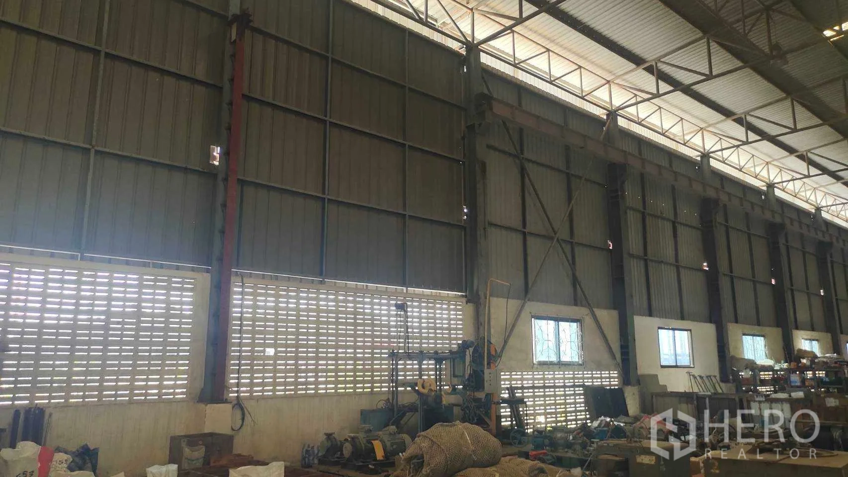 工厂 出售在Nikhom Phatthana, Rayong - 厂房内侧墙设通风砖，摆放机械与工具。