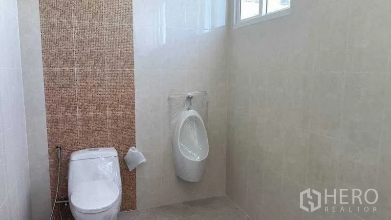 สำนักงานที่บ้าน ขายในHuai Khwang, Bangkok - ห้องน้ำสว่างมีโถสุขภัณฑ์ โถปัสสาวะ ผนังโมเสก และหน้าต่าง