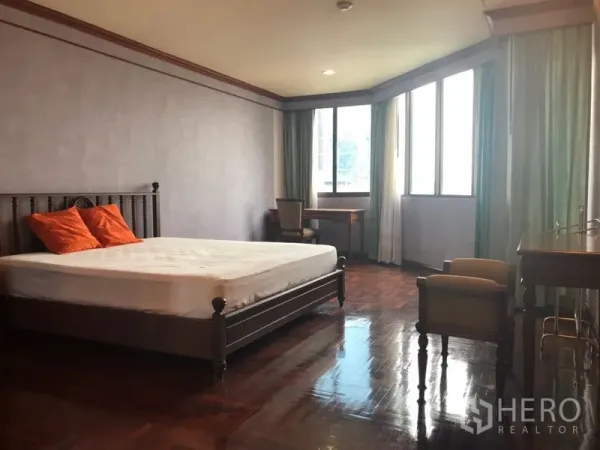 คอนโด ให้เช่าในKhlong Toei, Bangkok - ห้องนอนกว้าง หน้าต่างมุม โต๊ะทำงาน และพื้นไม้ขัดเงา