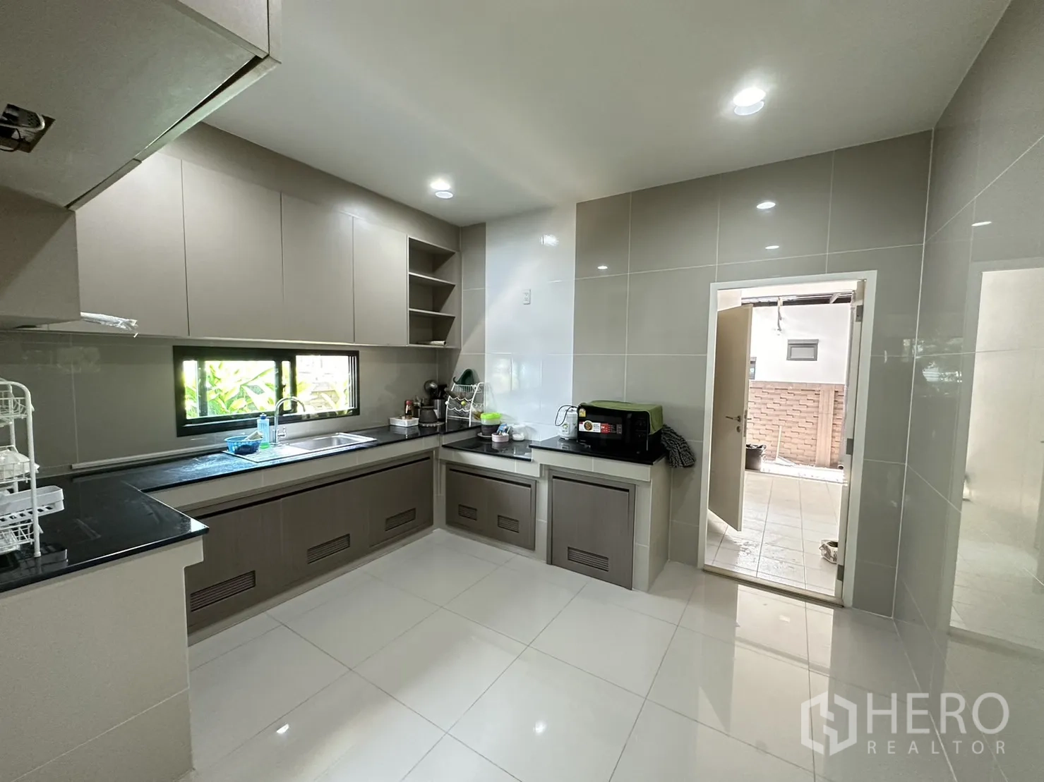 บ้าน ให้เช่าหรือขายในLam Luk Ka, Pathum Thani - ครัวปิดทรง U ตู้เก็บของครบ และหน้าต่างระบายอากาศ